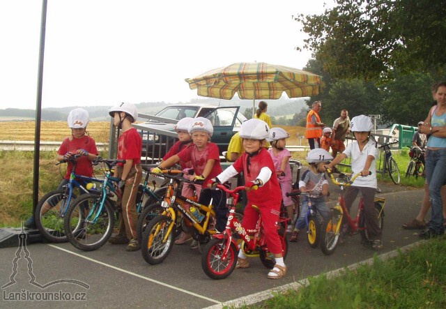 02_Zavodnici pred startovni carou_2009.jpg